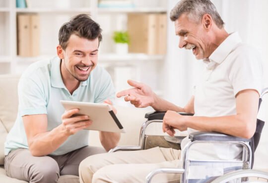 Cuidar de idosos pode ser uma tarefa desafiadora, mas também pode ser gratificante e gratificante.